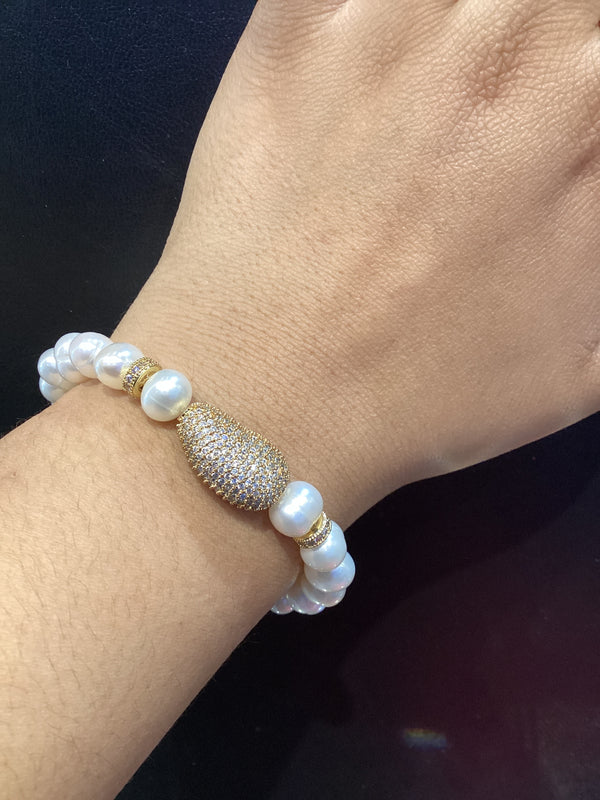 Pulsera de perlas con dije pave dorado