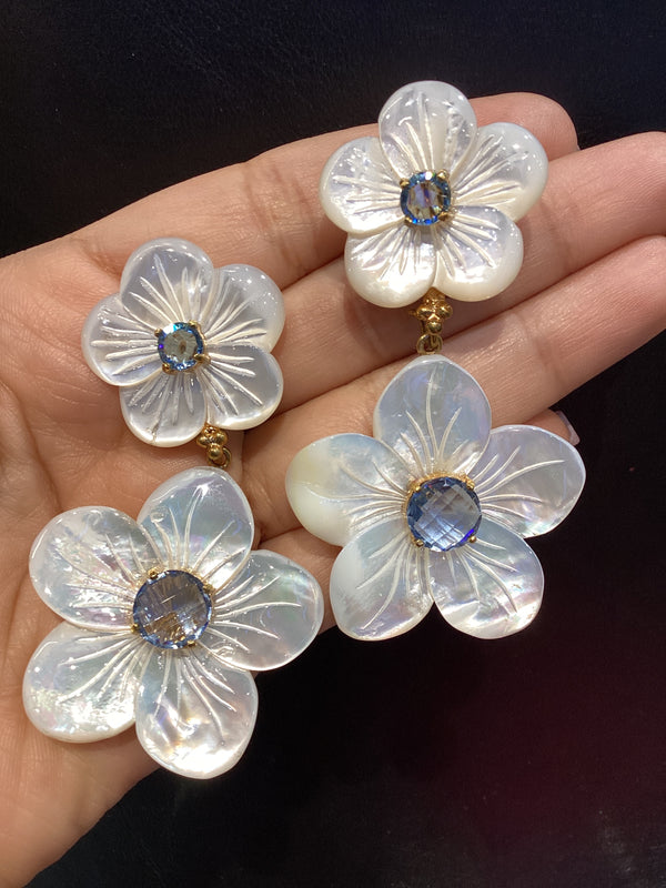 Arete Madre Perla Doble Flor con Topacio