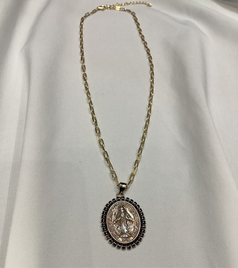 Cadena Paperclip con dije de Virgen Cristales negros Plata con baño de oro