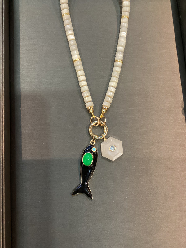 Collar Heishi Wheels Madre Perla con Dije de Pez negro y Moonstone con topacio azul