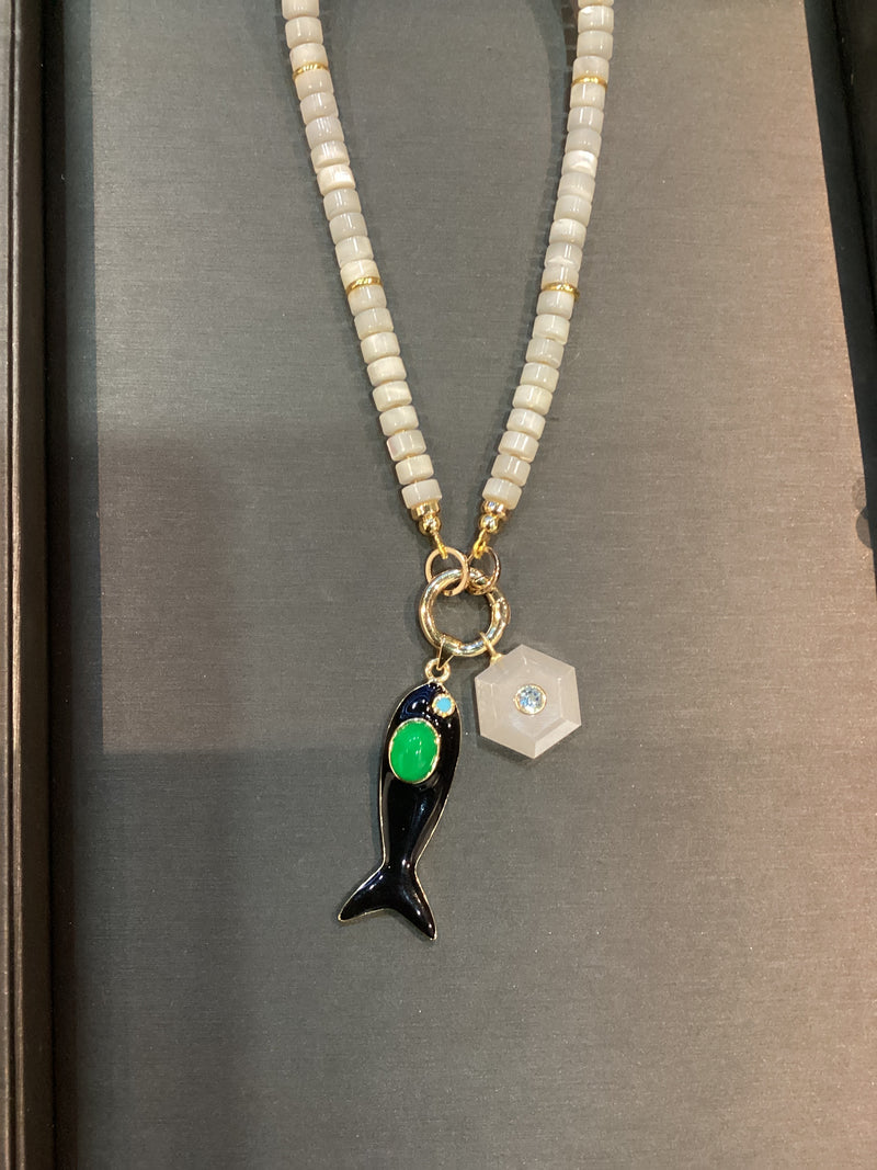Collar Heishi Wheels Madre Perla con Dije de Pez negro y Moonstone con topacio azul