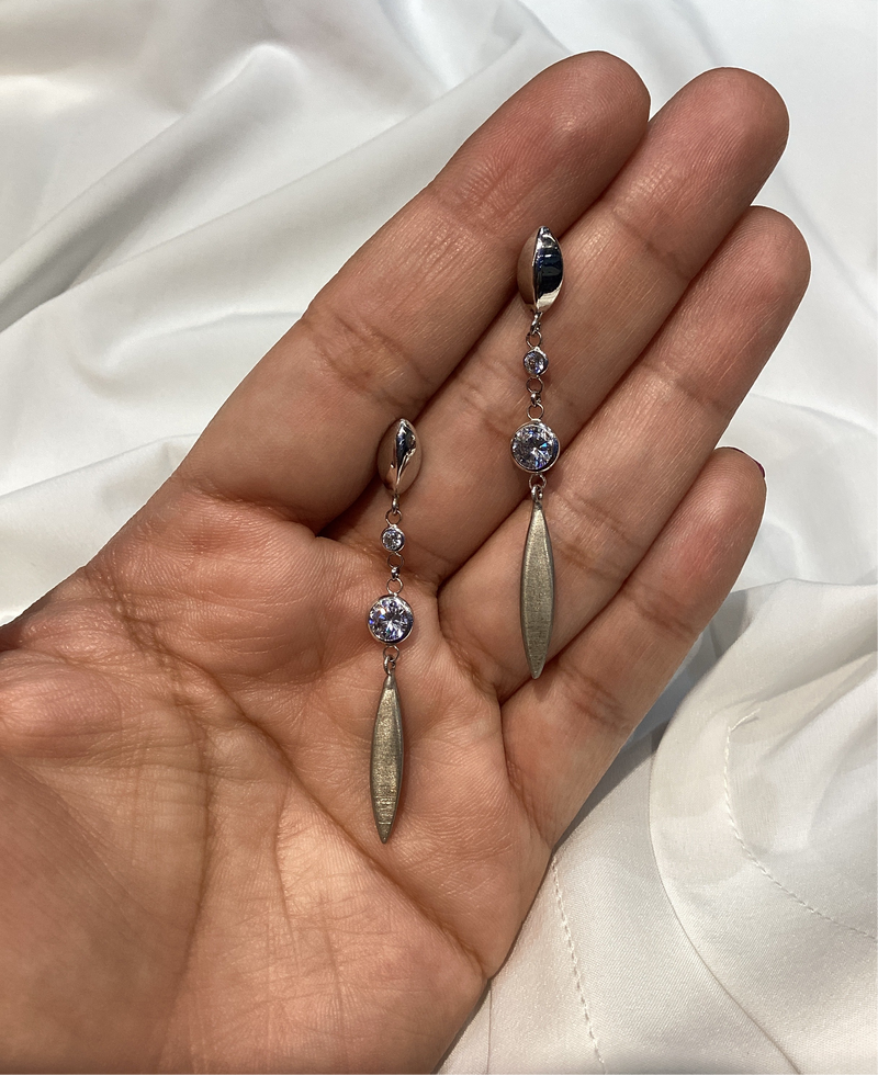 Arete Blade largo satin plateado