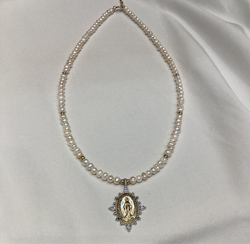 Collar de perlas con dije dos tonos plata virgen milagrosa
