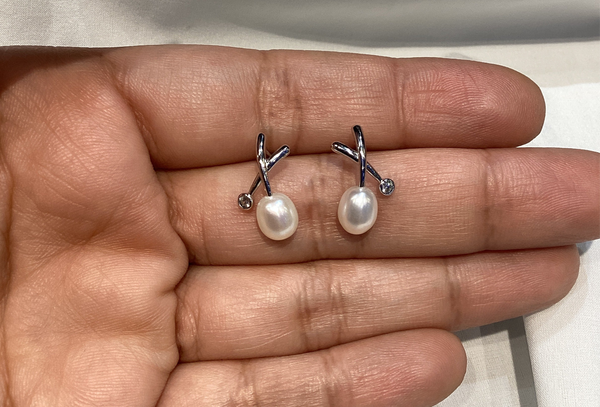 X Pearl Post Earrings Plata