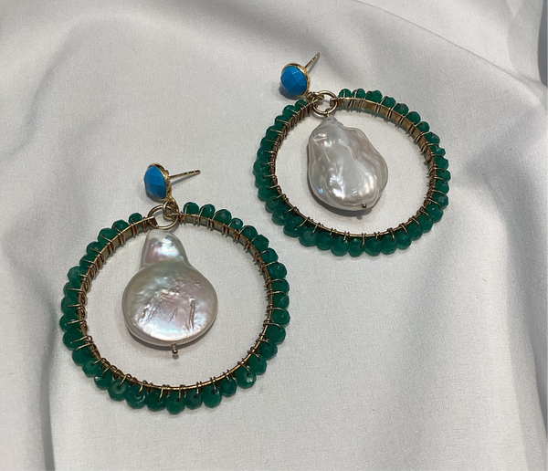 Arete Circulo Onyx Verde con perla Barroca