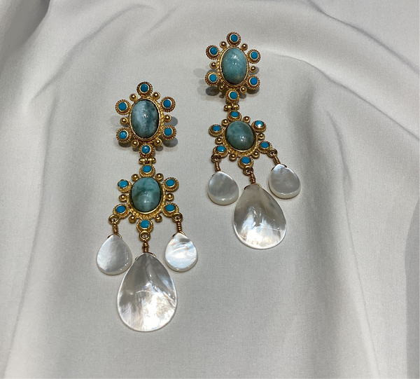 Aritos Chandeliers de larimar con Madre Perla