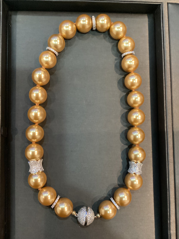 Collar Resina dorada con accesorios Plateados Pave