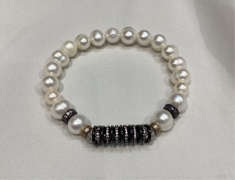 Pulsera de perlas con dije Rodio negro