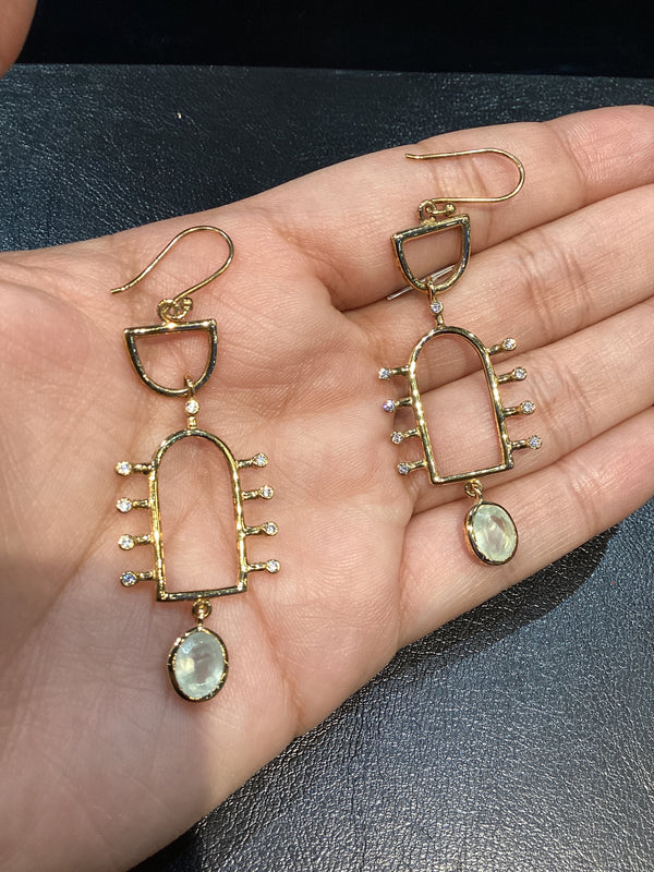Arete de Figura con gota de piedra dorados plata