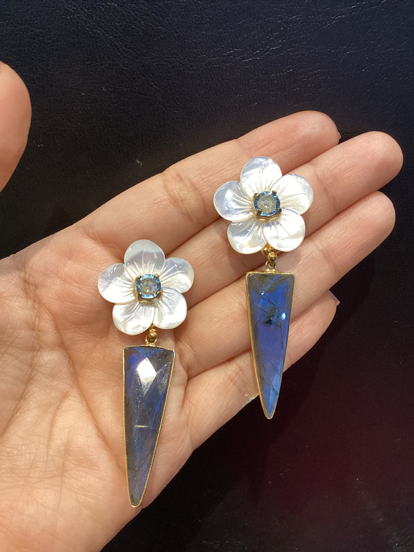 Arete Flor Madre Perla y Labradorita