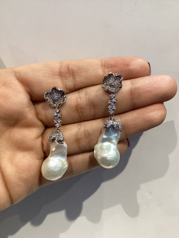 Arete Barroca Dangle con Zircones y flor post