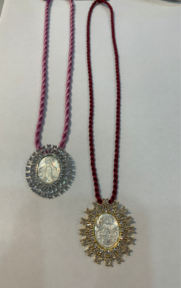 Dijes Religiosos Brass con cordon