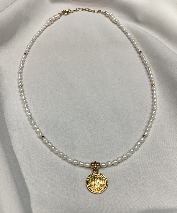 Collar Choker Mini perlas con dije de Virgen de Fatima