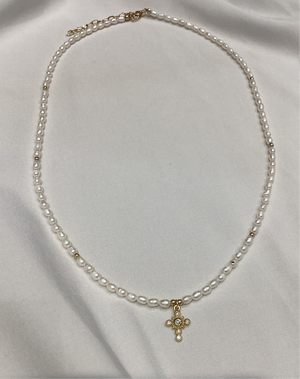Collar Choker de perlitas mini con Cruz de zircones mini plata con baño de oro