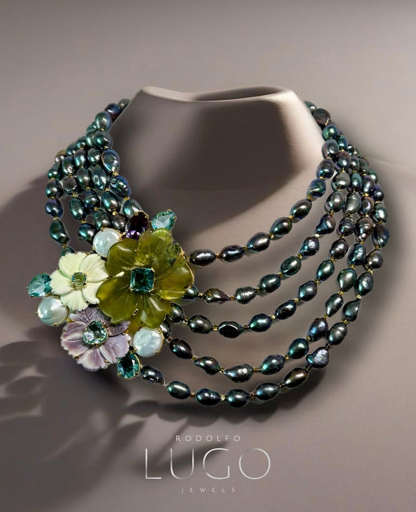 Collar 5 Vueltas Perlas Moradas con Broche de flores