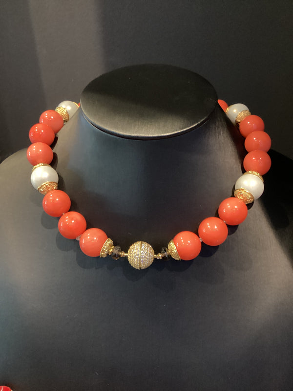 Collar Resina Coral con Madre perla y quarzo ahumado