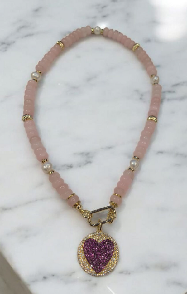 Collar Rosado con dije de corazon rosado pave y perlas
