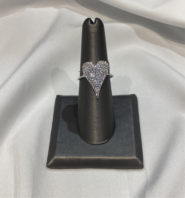 Anillo de corazon pave plateado mediano