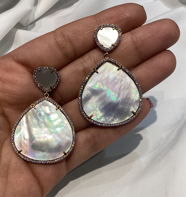 Arete Madre Perla forma gota con cristales dorado