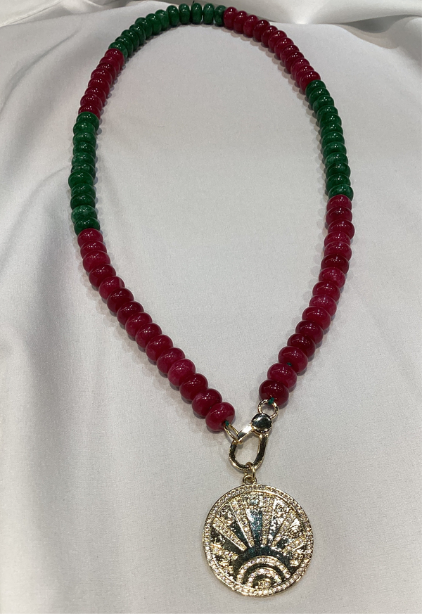 Collar Jade Pintado fuscia y verde con dije redondo