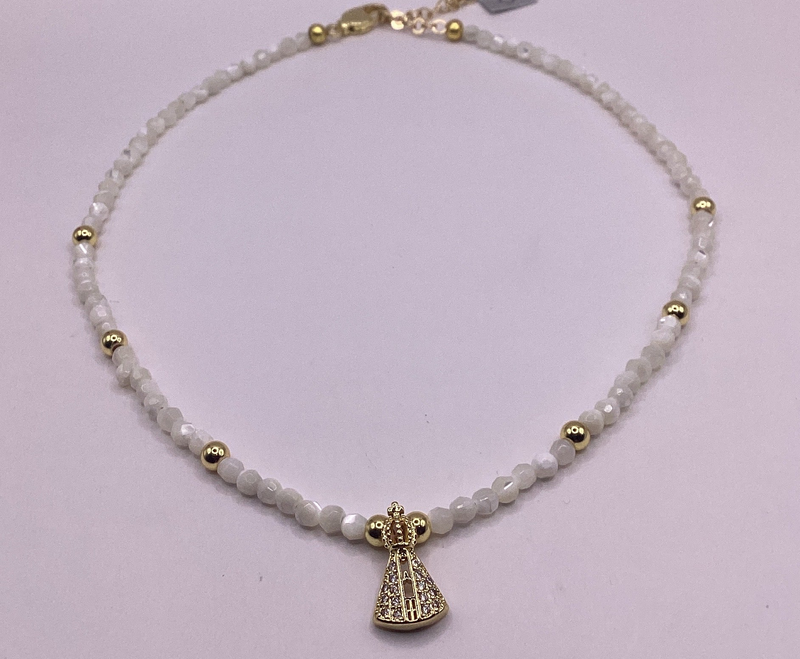 Collar de Madre Perla con dije de Virgen de Suyapa