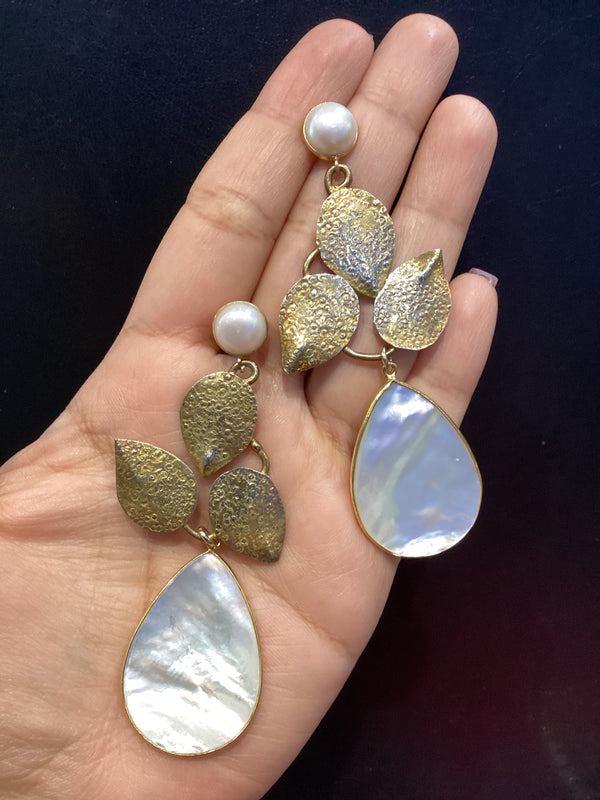 Arete Summer de Hojas doradas PLata con baño y madre perla