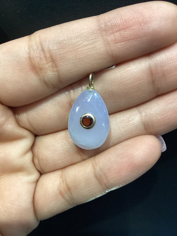 Dije de Calcedonia con centro Peridot