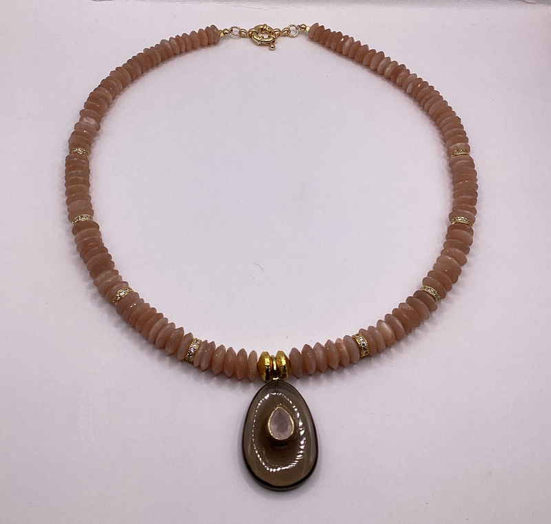 Collar German Cut Pink Moonstones con dije de quarzo ahumado