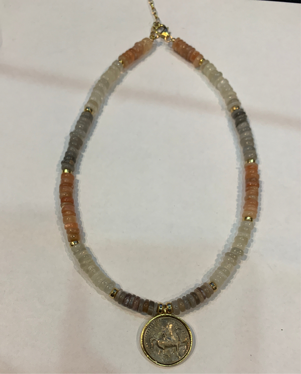 Collar de Cuarzo con Moneda Antigua
