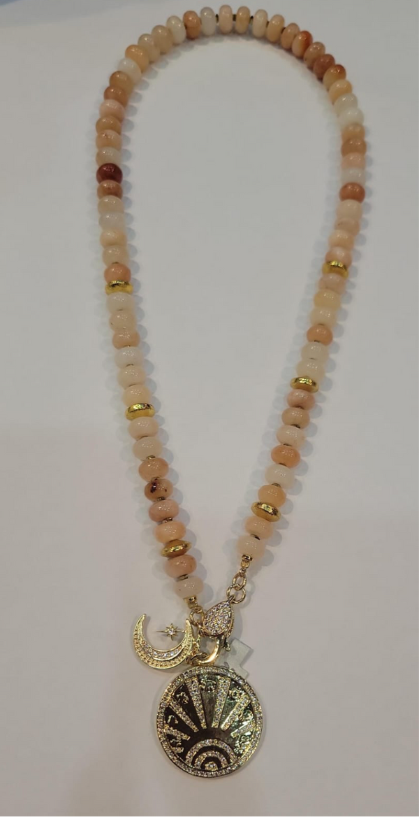 Collar Beige Peach con dijes