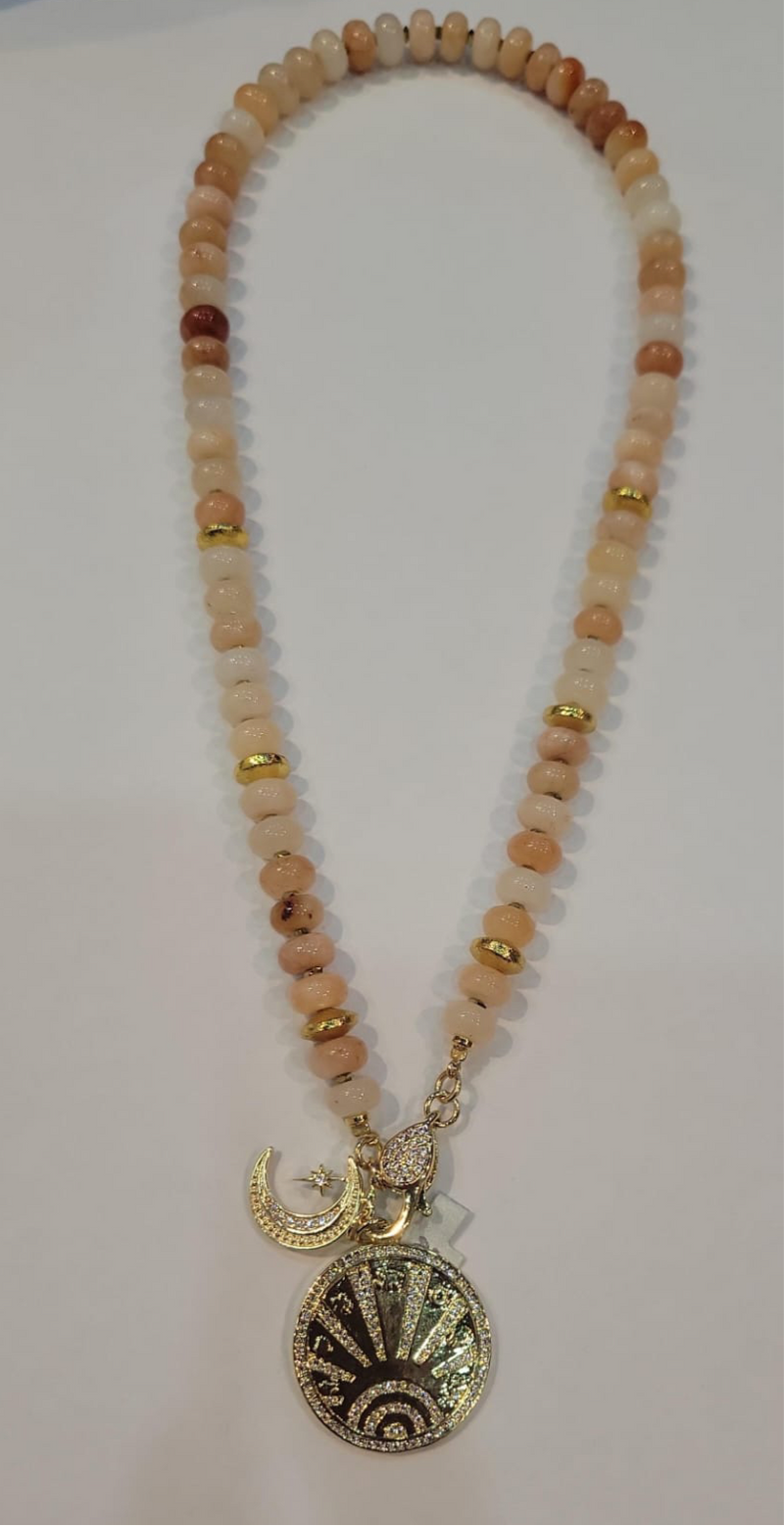 Collar Beige Peach con dijes