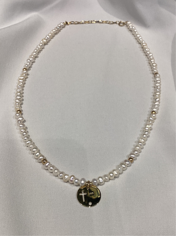 Collar Choker Perlas Potato Con dije de circulo de Cruz