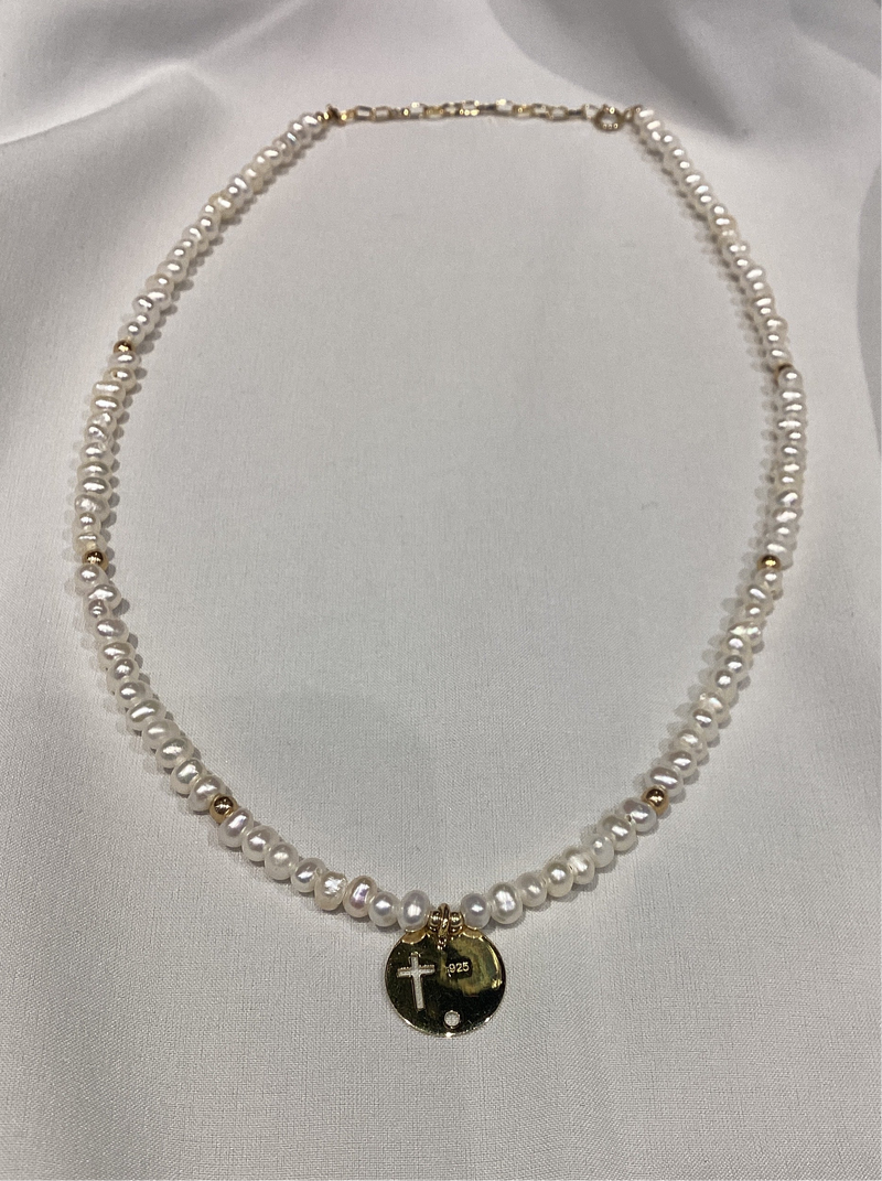 Collar Choker Perlas Potato Con dije de circulo de Cruz