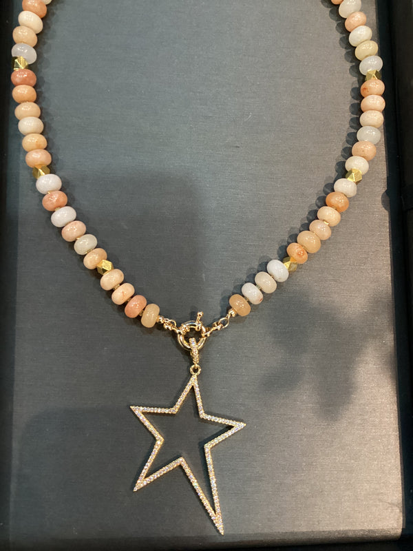 Collar de Peach Tyre Jade con Dije de Estrella Cristales