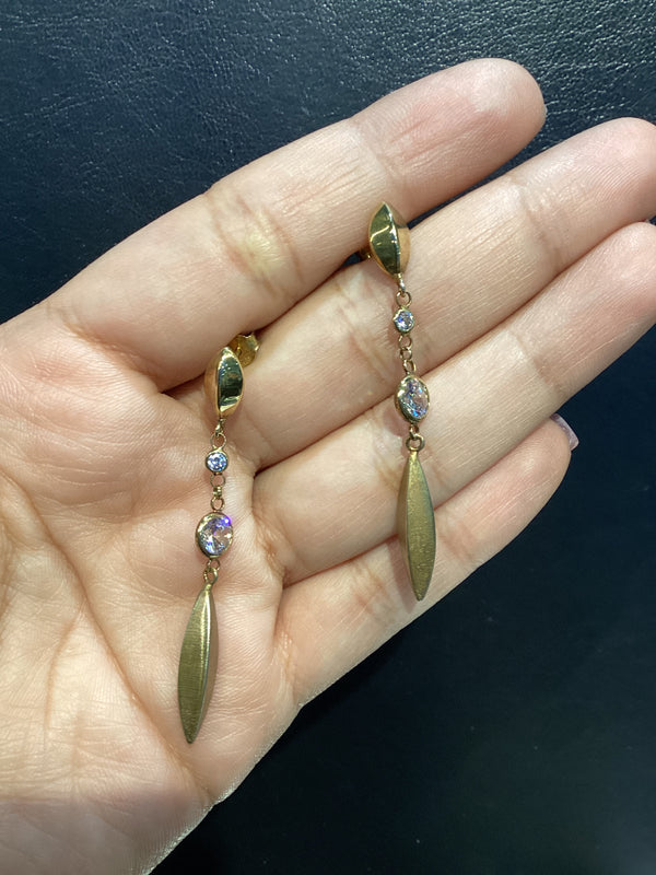 Arete blade Largo Satin Dorado con cristales: