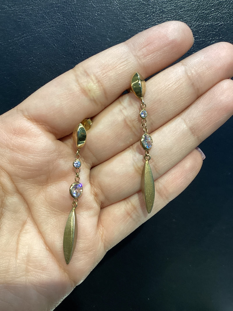 Arete blade Largo Satin Dorado con cristales: