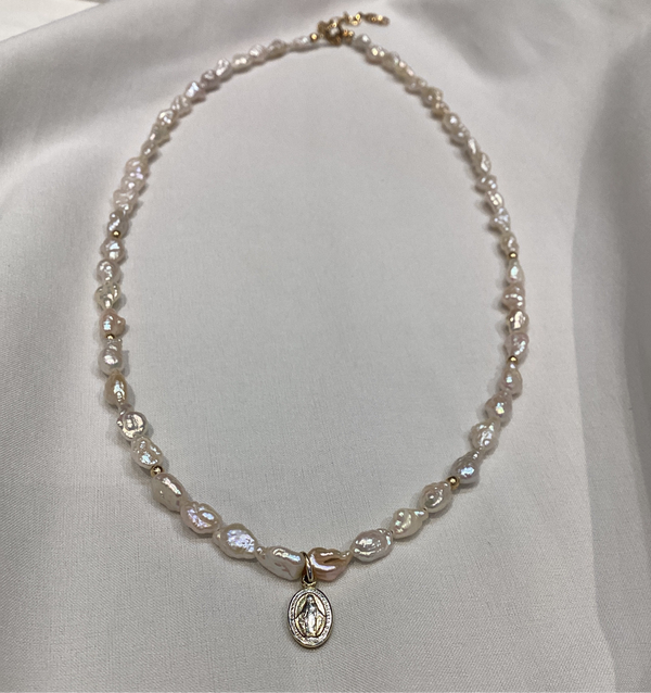 Collar de perlas con Dije de Virgen Milagrosa mini