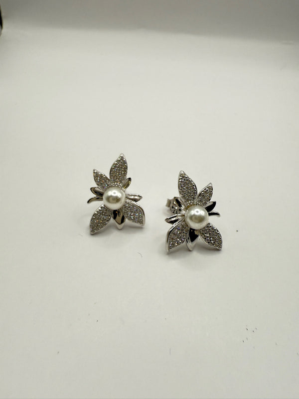 Flower Pave Pearl Medium Posts Plata