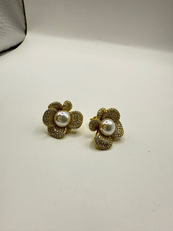 Medium Pave Petal Pearl Flower Post Plata