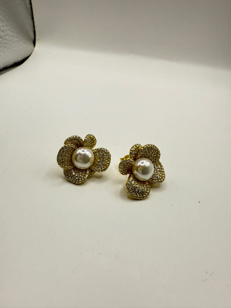 Medium Pave Petal Pearl Flower Post Plata