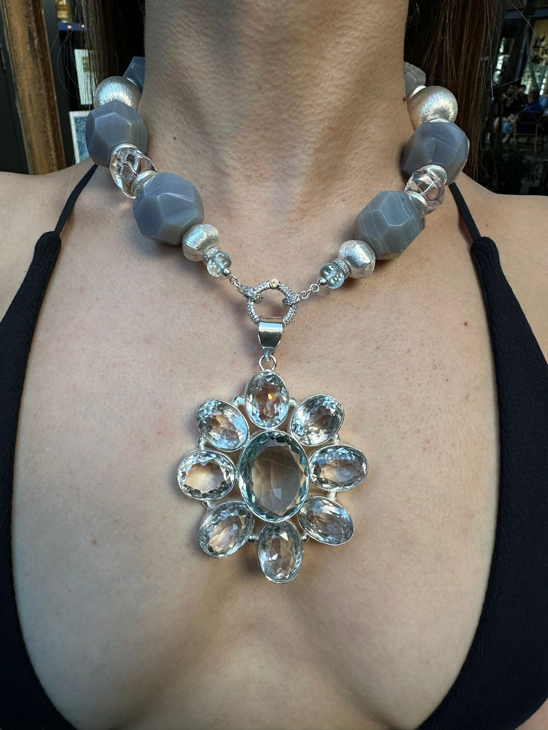 Collar Gray brown Agate con quarzo cristal y dije de quarzo con topacio