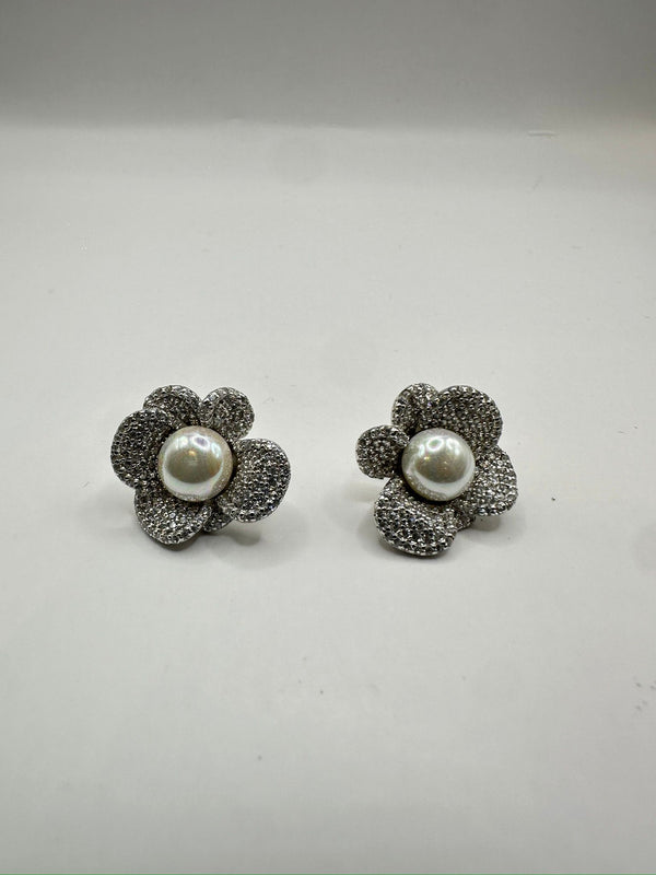 Medium Pave Petal Pearl Flower Post Plata