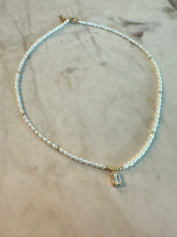 Collar choker de Perlitas mini con dije cuadrado cristal
