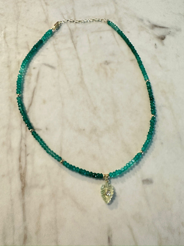 Collar Choker Onyx Verde con Dije de Hojita