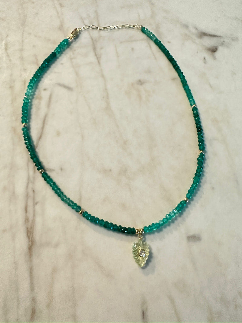 Collar Choker Onyx Verde con Dije de Hojita