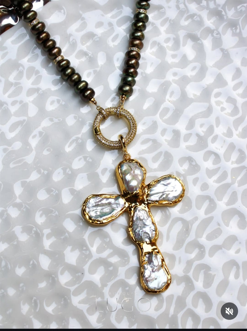 Collar Perlas Verdes Con Dije De Cruz
