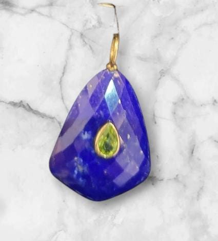 Dije de Lapislazuli con centro peridot