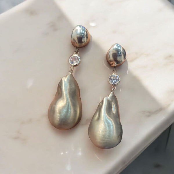 Arete Forma Barroca Satin Plateada