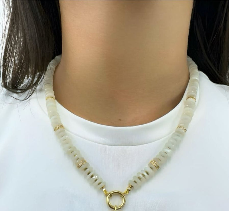Collar Heishi Moonstones Blancas con Rueda de plata
