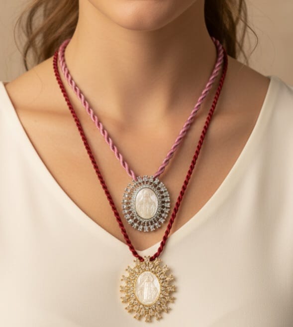 Dijes Religiosos Brass con cordon